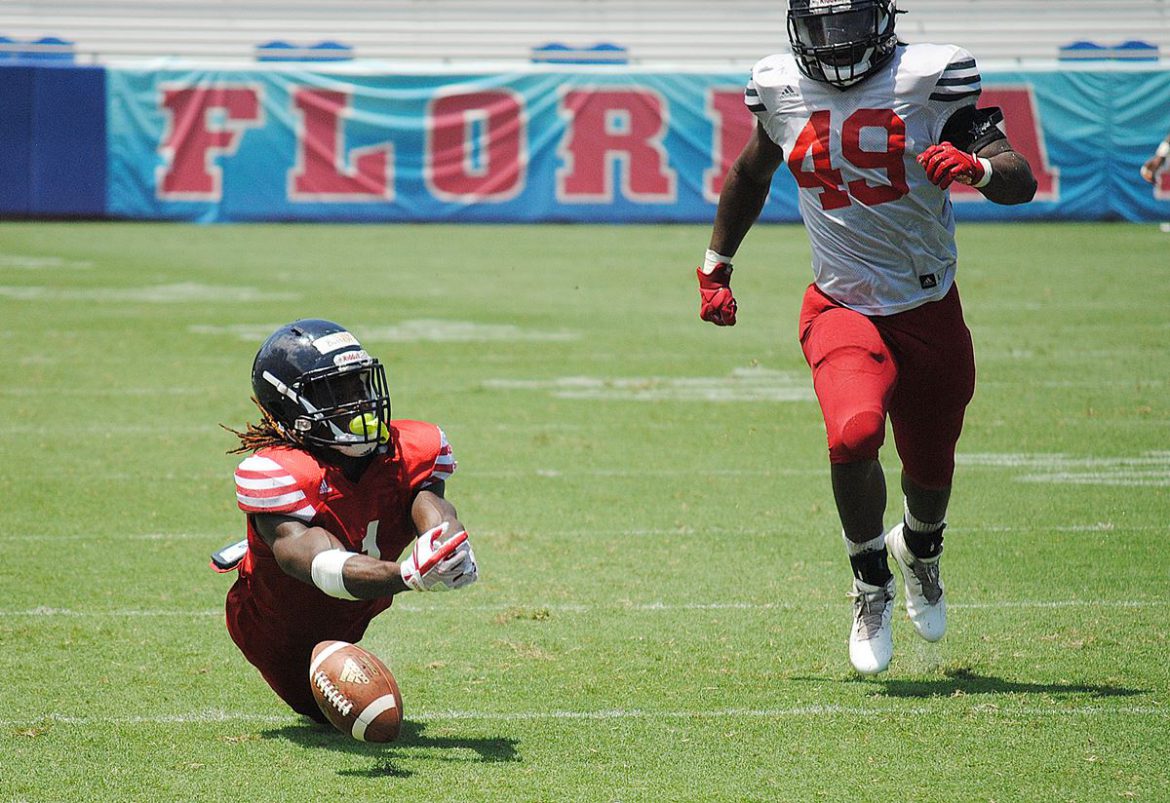 Defensive Day <div class='secondary-title'><span style='color:#818181;font-size:14px;'>The offense, and QB De'Andre Johnson in particular, once again struggles during the first full tackling scrimmage of the fall for FAU.</div>