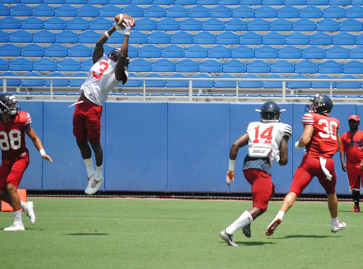 Defensive Day <div class='secondary-title'><span style='color:#818181;font-size:14px;'>The offense, and QB De'Andre Johnson in particular, once again struggles during the first full tackling scrimmage of the fall for FAU.</div>