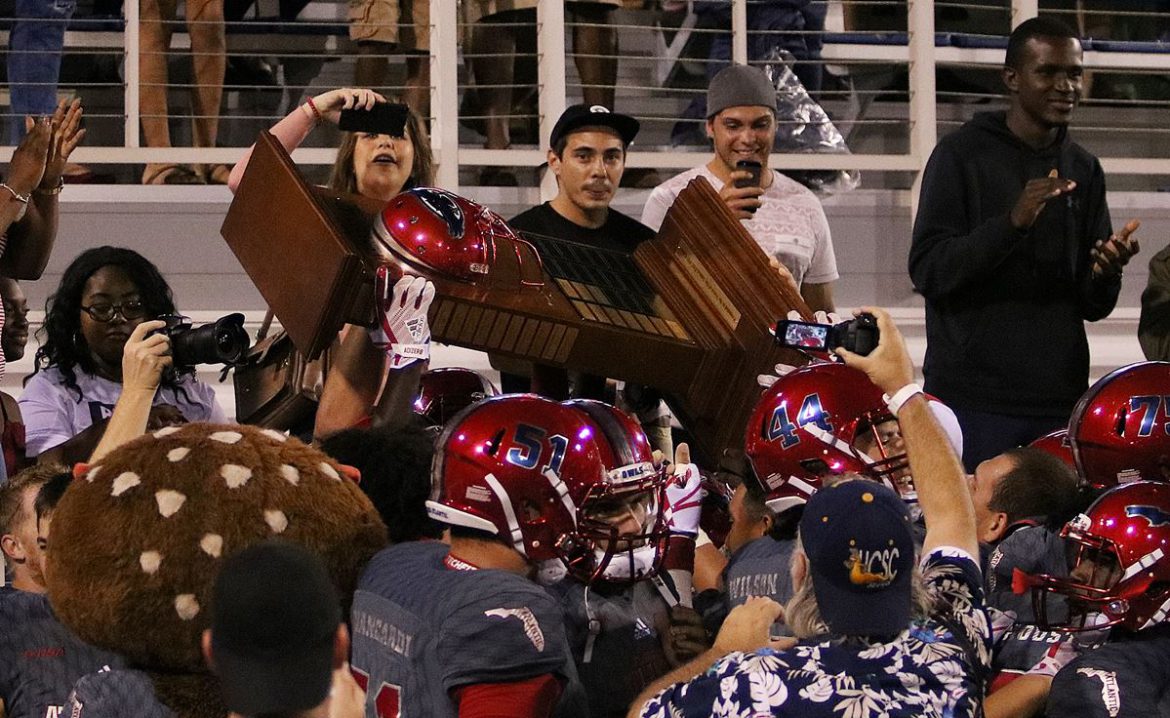 Trophy Dance <div class='secondary-title'><span style='color:#818181;font-size:14px;'>FAU grabbed the Shula Bowl trophy, then raced into the locker room, where a special guest joined the dance. Here's our GameBrowser, filled with Shula Bowl notes.</div>