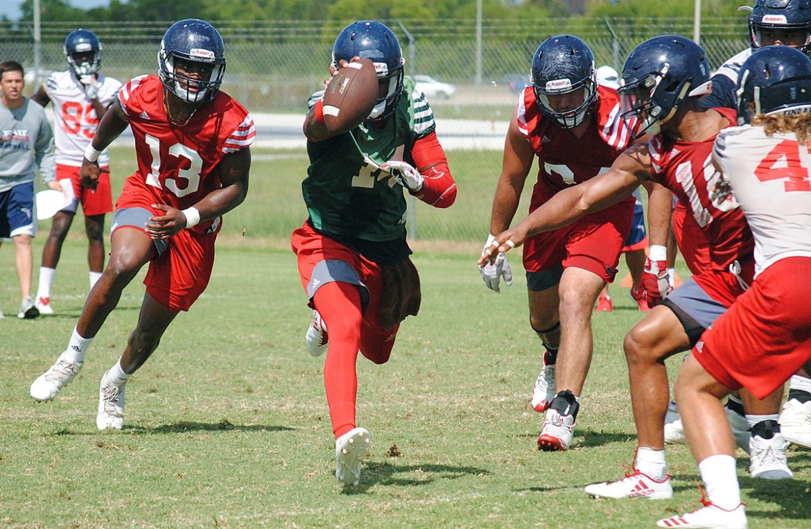 Choosing Sides <div class='secondary-title'><span style='color:#818181;font-size:14px;'>De'Andre Johnson will pilot the first team offense against the first team defense in Saturday's FAU spring game.</div>
