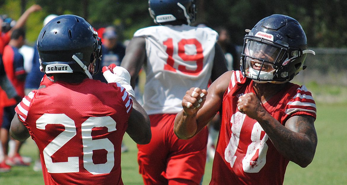 Choosing Sides <div class='secondary-title'><span style='color:#818181;font-size:14px;'>De'Andre Johnson will pilot the first team offense against the first team defense in Saturday's FAU spring game.</div>