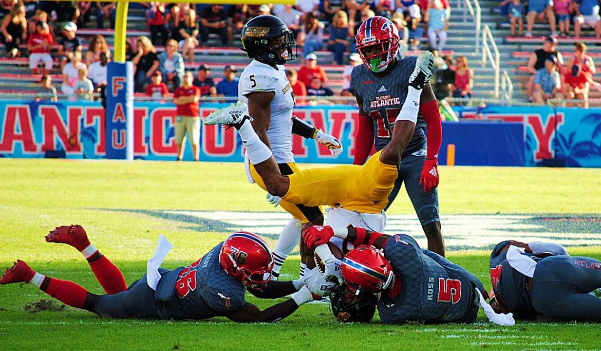 FOUR DOWN TERRITORY:<br> FAU 34, Southern Miss 17 <div class='secondary-title'><span style='color:#818181;font-size:14px;'>Keke Leroy gets a game ball, Chris Robison struggles and two in-demand coaches will faceoff in the Conference USA championship game.</div>