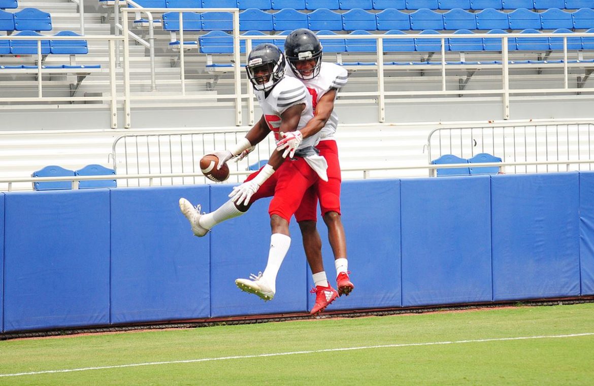 Air and Land <div class='secondary-title'><span style='color:#818181;font-size:14px;'>FAU's offense made big plays through the air and on the ground, getting the best of the Owls' new defense during the first spring scrimmage.</div>